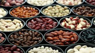 Descubra como usar grãos de feijão e outros ingredientes em uma simpatia para renovar energias e atrair novos começos de prosperidade.