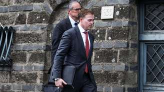 Negociadores chegam na embaixada de Omã em Roma para retomada de discussões sobre o programa nuclear iraniano, 23 de maio de 2025.