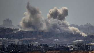 Imagem mostra fumaça sobe ao céu após uma explosão na Faixa de Gaza, vista de Sderot, sul de Israel, quinta-feira, 22 de maio de 2025. (Foto AP/Leo Correa)