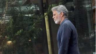 O ator Juan Alba flagrado caminhando nos Jardins