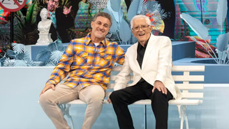 Luciano Huck e Carlos Alberto de Nóbrega no palco do 'Domingão'