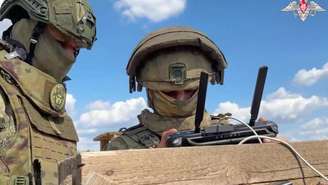 Imagem divulgada nesta segunda-feira (26) pelo exército russo mostra soldados monitorando drones em localidade não informada.