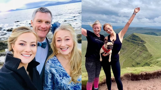 Jade Damarell ao lado do pai, da mãe e do cachorro da família