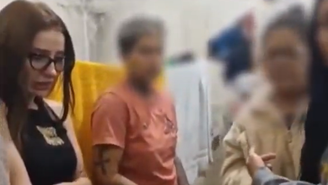 Nayara Macedo, a Any Awuada, com colegas de cela