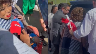 Alcione deixa evento na Bahia em cadeira de rodas