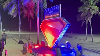 Relógio na praia de Copacaba faz contagem regressiva para chegada do elenco ao Rio de Janeiro