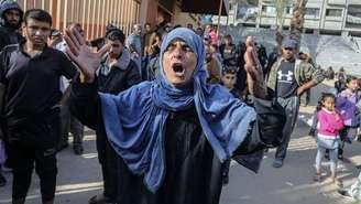 Multidões estão se reunindo na frente do hospital Nasser, em Gaza, neste domingo