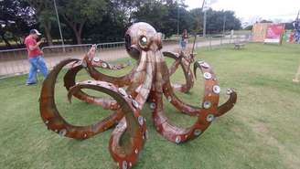 Polvo de Cláudio Calvo na Bienal do Lixo, em São Paulo, uma das peças que mais chamaram a atenção.