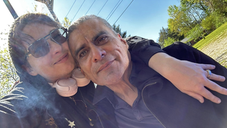 Jonathan Joss com o marido, Tristan Kern de Gonzales