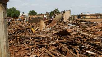 Escombros de uma casa desabada na comunidade de Anguwar Hausawa Gangari, devido à enchente em Mokwa, no estado de Níger, Nigéria, em 31 de maio de 2025.