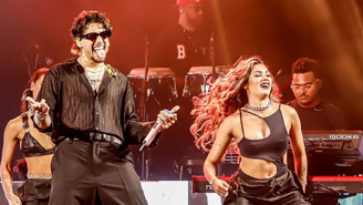 Zé Felipe e Karol Gerez em um show