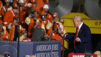 Donald Trump se encontra com operários do setor metalúrgico americano, em 30 de maio de 2025, em West Mifflin, na Pensilvânia.