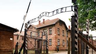 Entrada do campo de concentração de Auschwitz com a placa "Arbeit Macht Frei (o trabalho liberta)". xiquinhosilva via Wikimedia Commons, CC BY-SA
