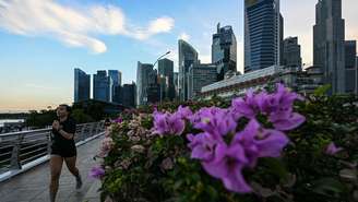 Em 2023, Singapura foi classificada pela Economist Intelligence Unit (EIU) como a cidade mais cara do mundo, ao lado de Nova York. O ranking avalia preços de mais de 200 produtos e serviços em 173 cidades.