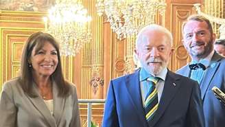 A prefeita Anne Hidalgo e o presidente Lula no gabinete da socialista, na sede da prefeitura de Paris.