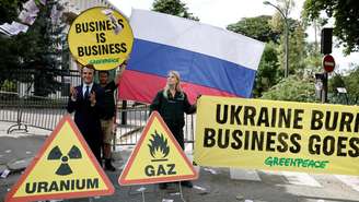 Ativistas do Greenpeace são indiciados por furto de estátua de Macron em museu de Paris