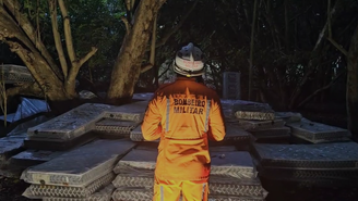 Colchões foram postos na base da árvore para que o homem não se machuque