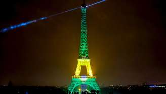 Torre Eiffel iluminada com as cores do Brasil