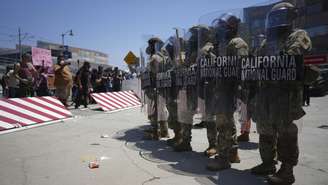 Militares da Guarda Nacional se postam diante de um centro de detenção em Los Angeles, em 8/6/25.