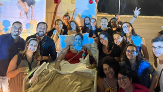 Equipe de UTI leva fã de pagode diagnosticada com doença rara em show ao vivo: ‘Ficou radiante’