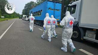 Representantes da Cruz Vermelha Internacional supostamente passando pelo comboio que transporta os corpos de soldados ucranianos. A Ucrânia anunciou em 11 de junho de 2025 que a Rússia havia devolvido os corpos de 1.212 soldados que morreram lutando contra a invasão de Moscou, parte de um acordo entre as duas partes alcançado nas negociações de paz em Istambul na semana passada.