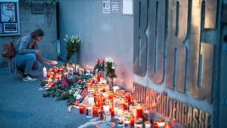 Em Graz, alguns buquês de rosas e velas foram colocados em frente ao estabelecimento, lojas fecharam as portas por razões de segurança.