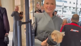 Cachorro de Xuxa vai em desfile de moda e web dispara
