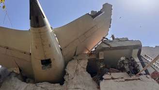 Imagem mostra parte de avião que caiu em Ahmedabad, na Índia