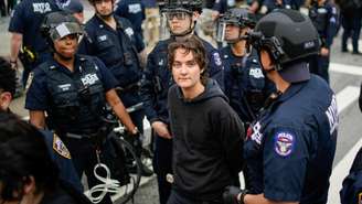 Manifestante é detido por membros da Polícia da Cidade de Nova York (NYPD) durante um protesto contra a política de imigração de Donald Trump. Em Nova York, EUA, em 9 de junho de 2025.