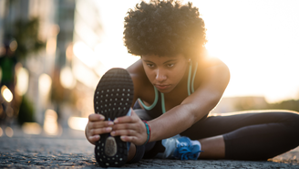 Personal trainer ensina 3 exercícios fáceis de fazer em casa