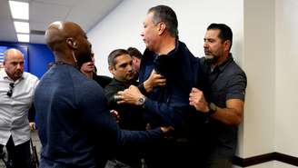 O senador americano Alex Padilla (D-CA), que interrompeu a coletiva de imprensa realizada pela secretária de Segurança Interna dos EUA, Kristi Noem, é retirado do local, em Los Angeles, Califórnia, EUA, em 12 de junho de 2025.