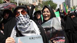 Pessoas participam de um protesto anti-Israel após ataques israelenses ao Irã, em Teerã. 13 de junho de 2025