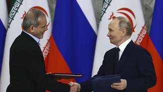 Aperto de mão entre o presidente iraniano Massoud Pereshkian e o presidente russo Vladimir Putin, em 17 de janeiro de 2025, em Moscou.