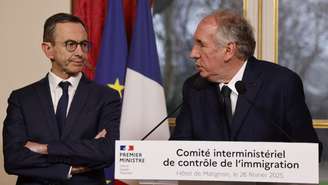 O ministro do Interior francês, Bruno Retailleau, ao lado do primeiro-ministro francês, François Bayrou, após uma reunião do Comitê Interministerial de Controle de Imigração.
