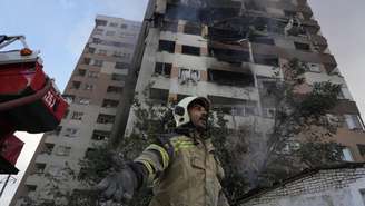 Explosão atinge prédio em Terrã após ataque israelense.