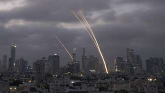 Escudo anti-míssil de Israel em ação para interceptar ataques iranianos em direção a Tel Aviv. (14/6/26).