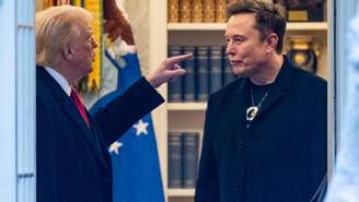 O presidente dos EUA, Donald Trump, e Elon Musk (à direita) conversam no Salão Oval antes de deixarem a Casa Branca em Washington, D.C., a caminho da residência de Trump em Mar-a-Lago, em Palm Beach, Flórida, em 14 de março de 2025. O improvável casamento político de Trump e Musk culminou em um divórcio público e inflamado em 5 de junho de 2025.