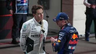 George Russell e Max Verstappen durante conversa calorosa no ano passado 