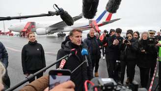 O presidente Emmanuel Macron fala com jornalistas na chegada a Nuuk, na Groenlândia.