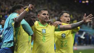 Jogadores brasileiros festejam a vitória contra o Paraguai e a classificação para a Copa de 2026.