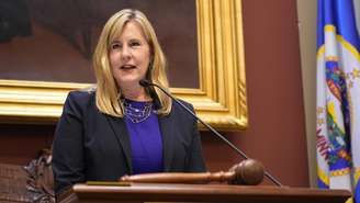 Suspeito do assassinato da deputada americana Melissa Hortman continua foragido.