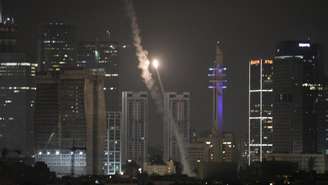 Sistema de defesa anti-míssil israelense dispara para interceptar ataque iraniano sobre Tel Aviv, na madrugada de domingo, 15/6/25.