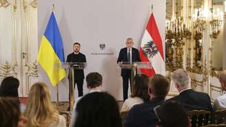 O presidente ucraniano, Volodymyr Zelensky, ao lado do presidente austríaco, Alexander van Der Bellen, durante coletiva de imprensa em Viena nesta segunda-feira (16).