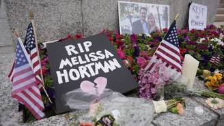 Homenagem à deputada estadual Melissa Hortman, morta neste sábado (14) no Minnesota