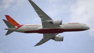 Foto de arquivo de um Boeing 787 Dreamliner da companhia Air India, durante demonstração no Salão Internacional de Aeronáutica Le Bourget, em Paris, em 18 de junho de 2013.