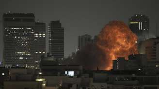 Explosão durante ataque de míssil a Tel Aviv, na noite deste domingo