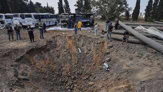 Forças de segurança de Israel inspecionam local atingido por míssil iraniano na região central do país, em 17/06/25.