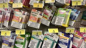Produtos para cigarros eletrônicos em uma loja de Caracas, na Venezuela