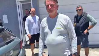 Carlos Bolsonaro (à esquerda) e Jair Bolsonaro (ao centro) em janeiro de 2024, durante operação do inquérito da Abin paralela