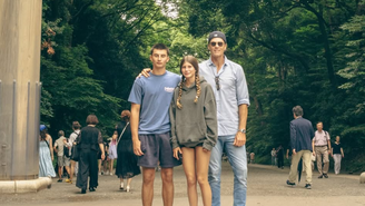 Tom Brady com os filhos no Japão